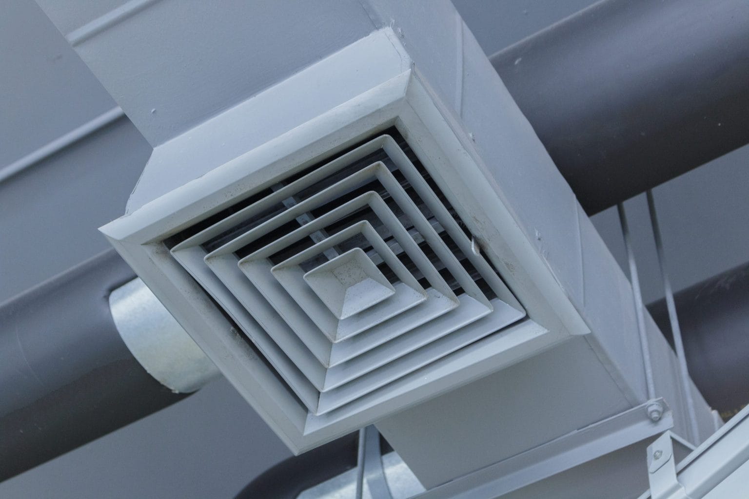 Square ceiling diffuser fitted to a duct spigot