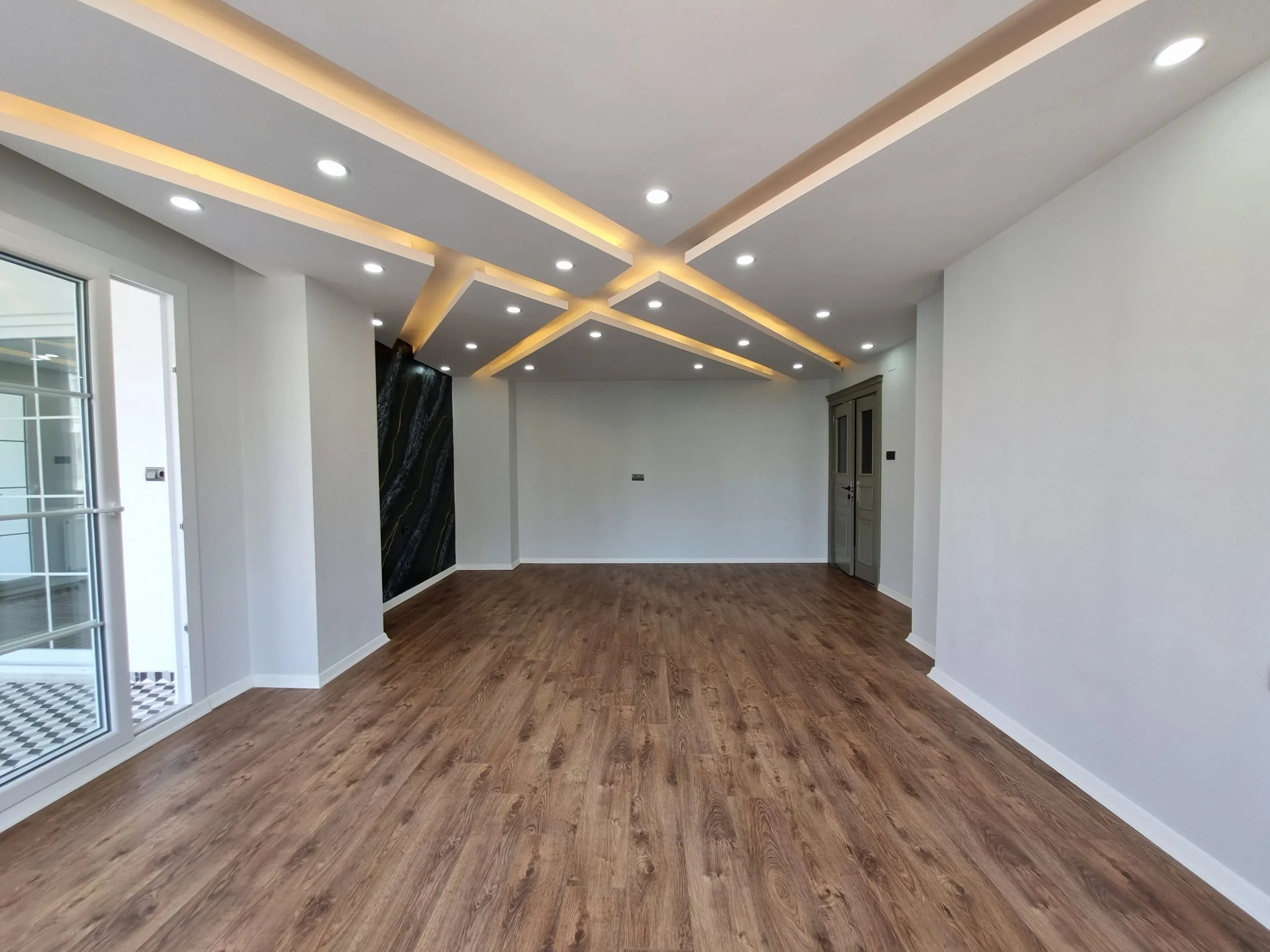 سقف جبسي هندسي متعدد المستويات بإضاءة كرنيش في دبي