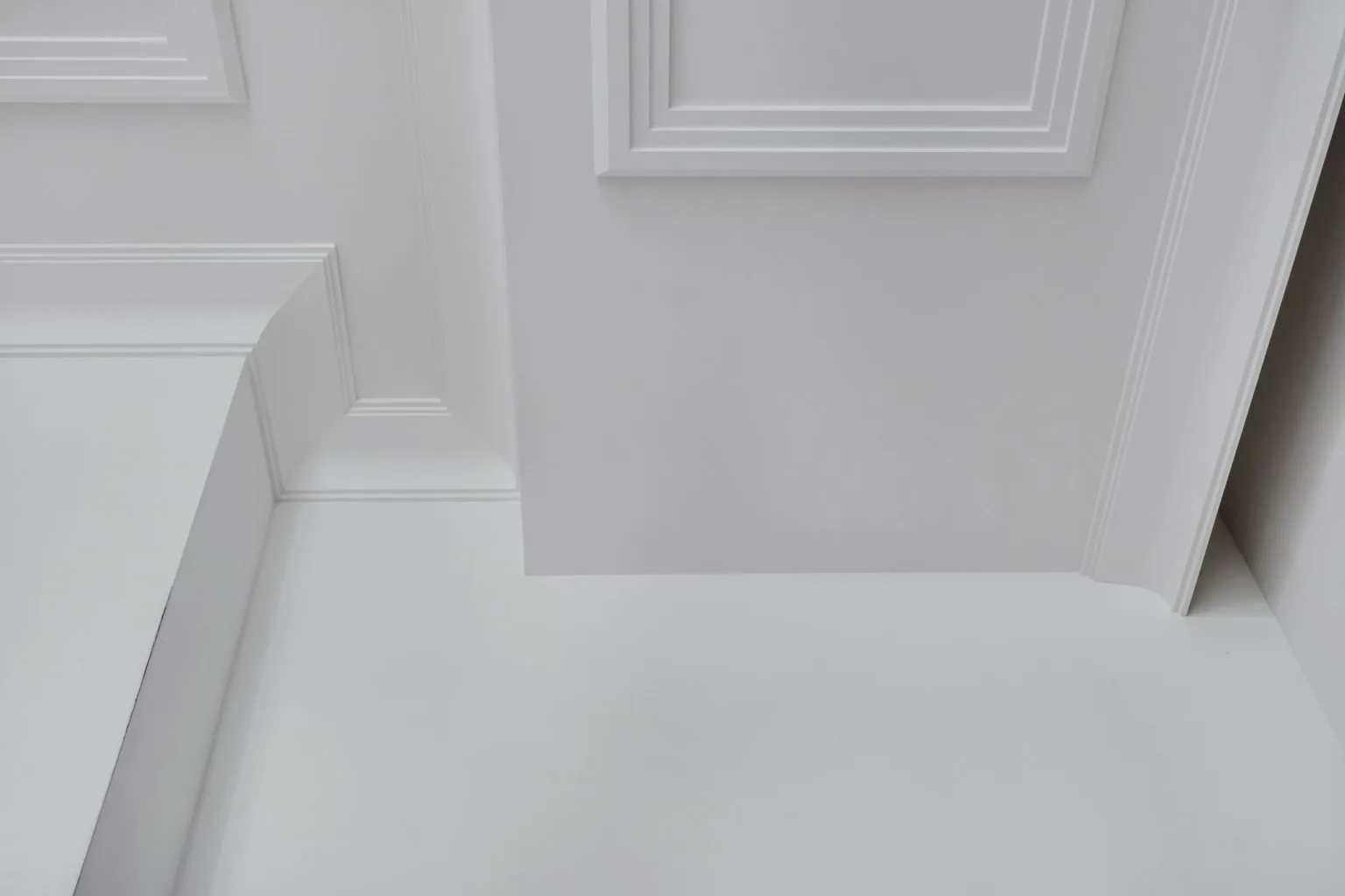 Decorative gypsum ceiling cornices and mouldings finished in white in a Dubai villa