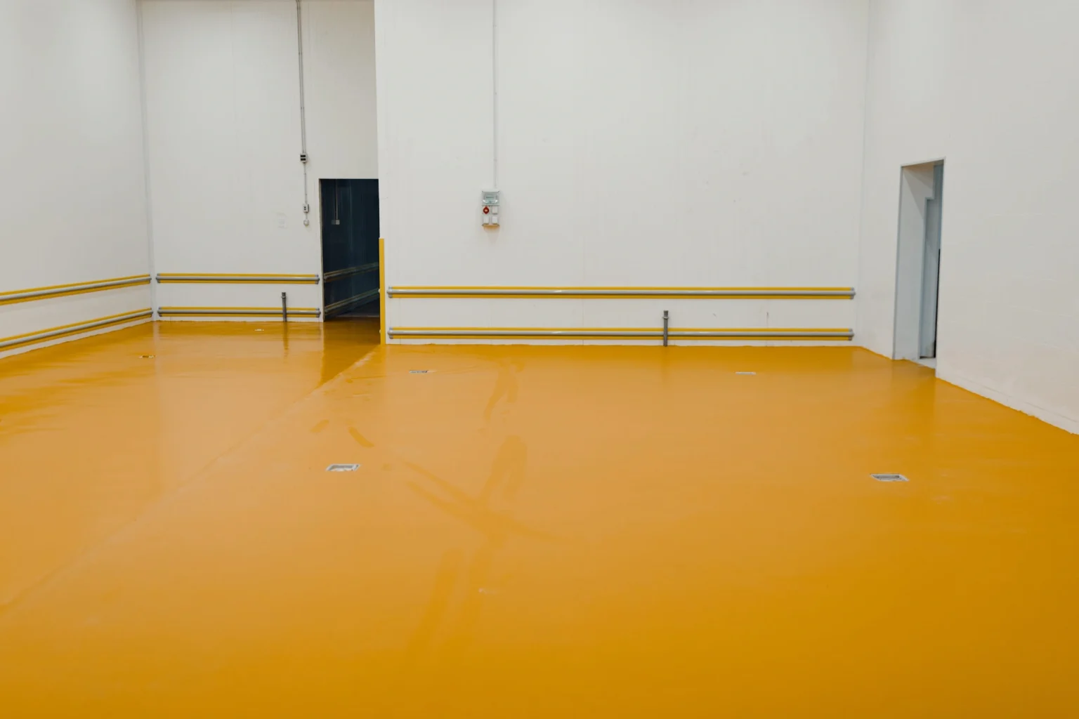 Seamless high gloss epoxy resin floor in a Dubai commercial facility