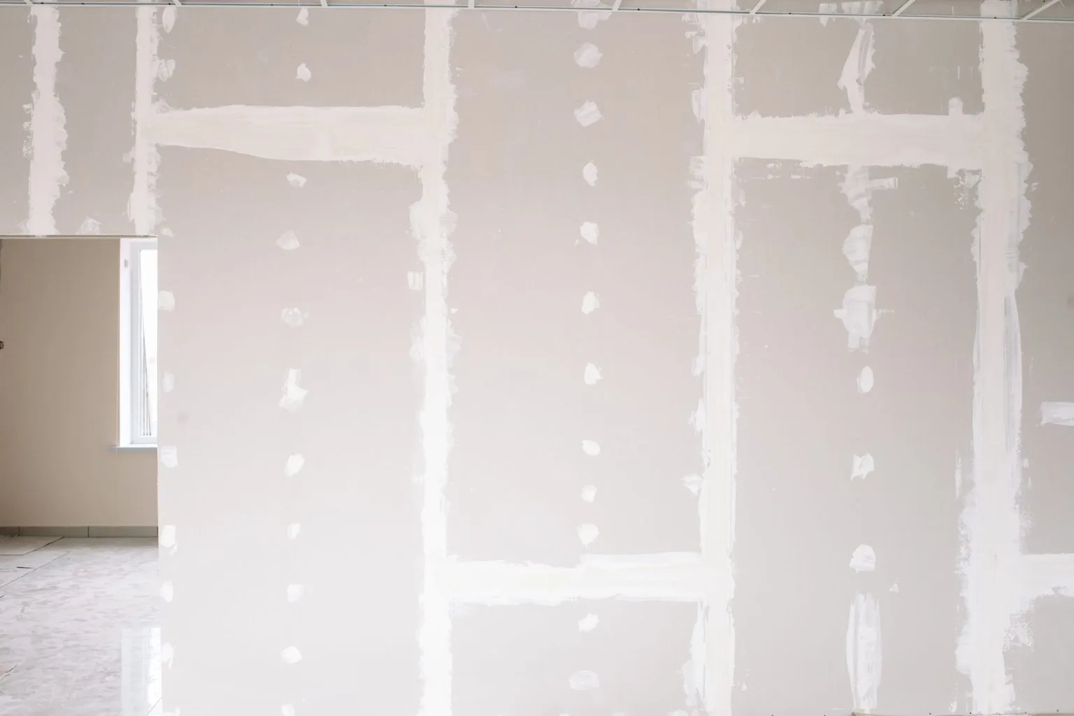 Repaired and re-skimmed gypsum wall with taped joints in Dubai