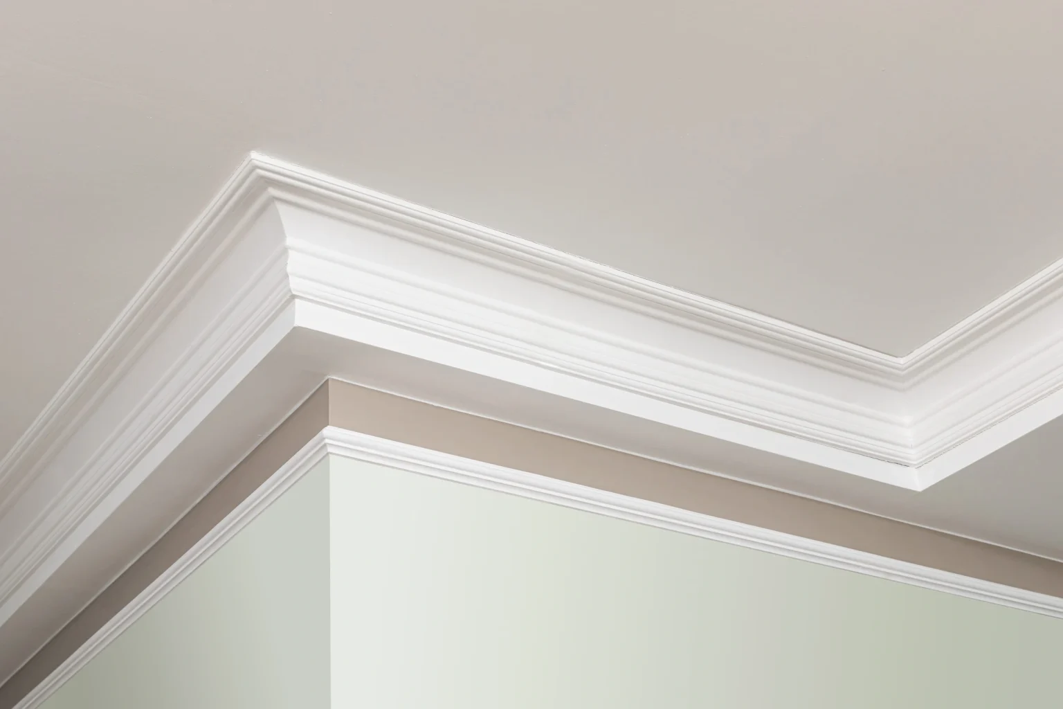 Stepped plain gypsum cornice running around a ceiling in Dubai