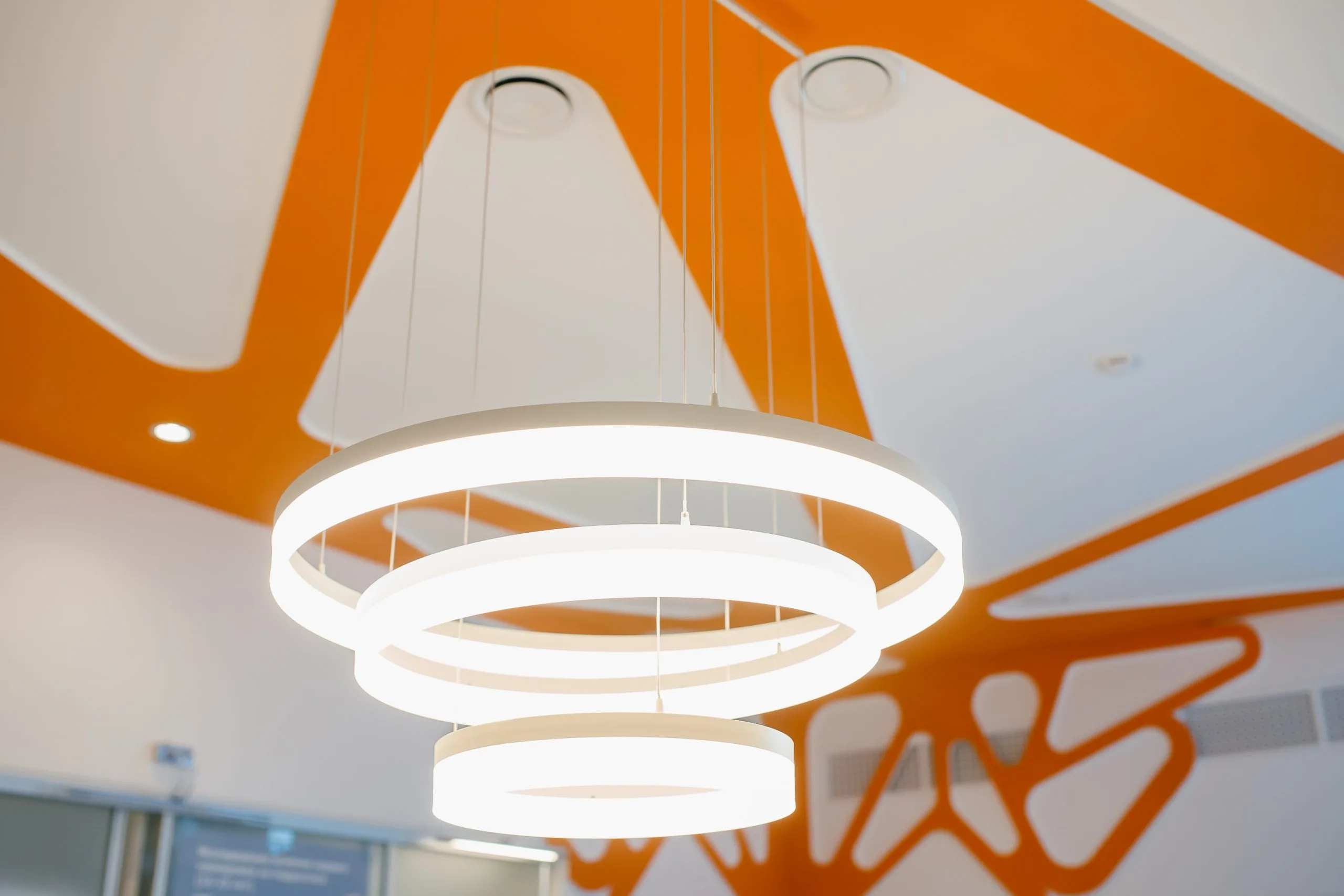 إضاءة LED حلقية مميزة في تصميم داخلي لمدرسة بدبي