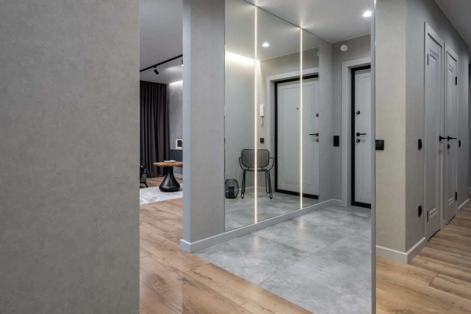 Mirror works in Dubai - full-height frameless mirror panel installed in an apartment entrance hall
