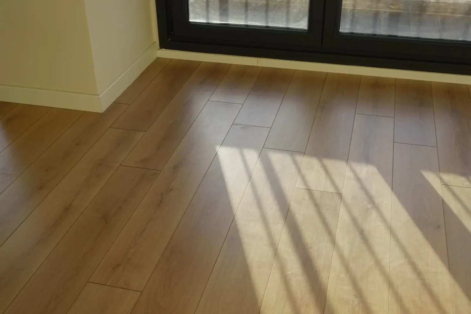 Flooring installation and tiling in Dubai — wood-look laminate flooring laid in a Dubai apartment by Abdulla Carpentry EST